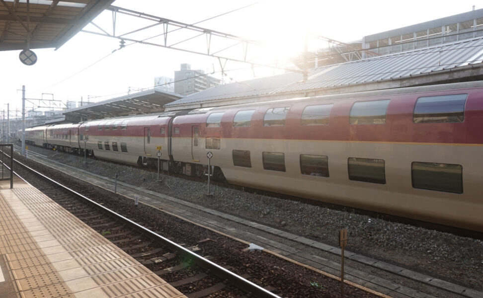 朝日と岡山駅に停車中の特急サンライズ出雲