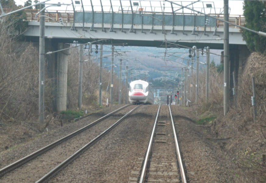 羽後境駅出発後に秋田新幹線とすれ違う秋田行き普通列車