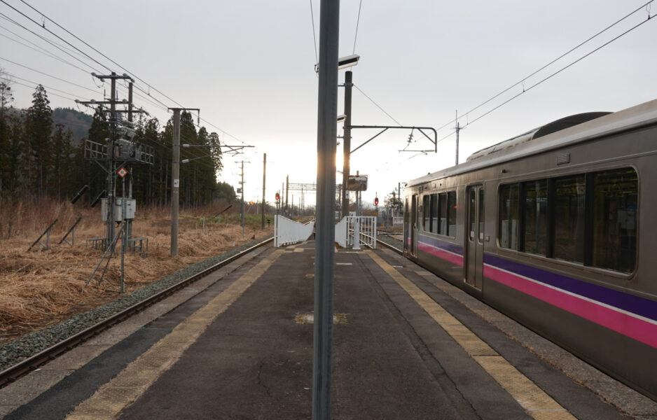 赤渕駅に停車中の普通列車