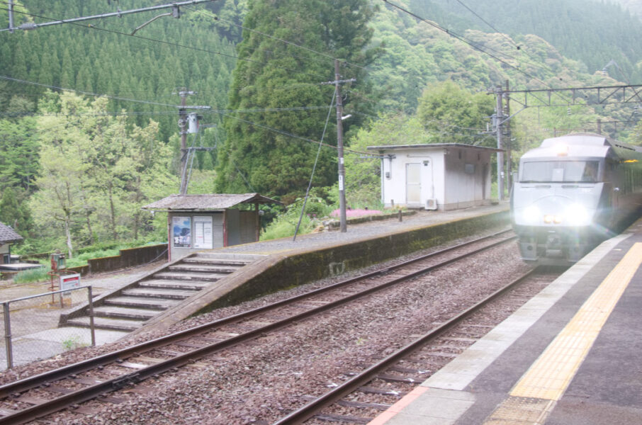 宗太郎駅に到着する７８７系普通列車・延岡行き