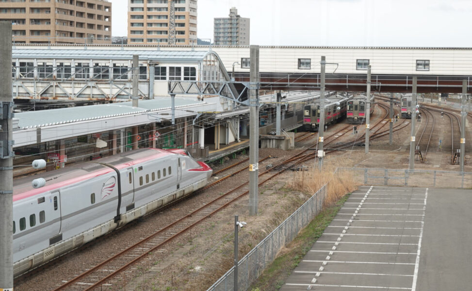 秋田駅の自由通路から秋田新幹線ホームと奥羽本線のホームを眺める
