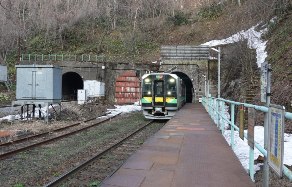 小幌駅に到着する長万部行き普通列車（１７時３４分発）