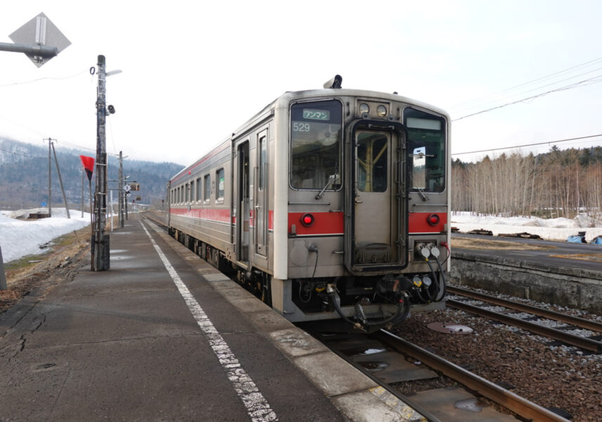 音威子府駅に到着した稚内行き普通列車