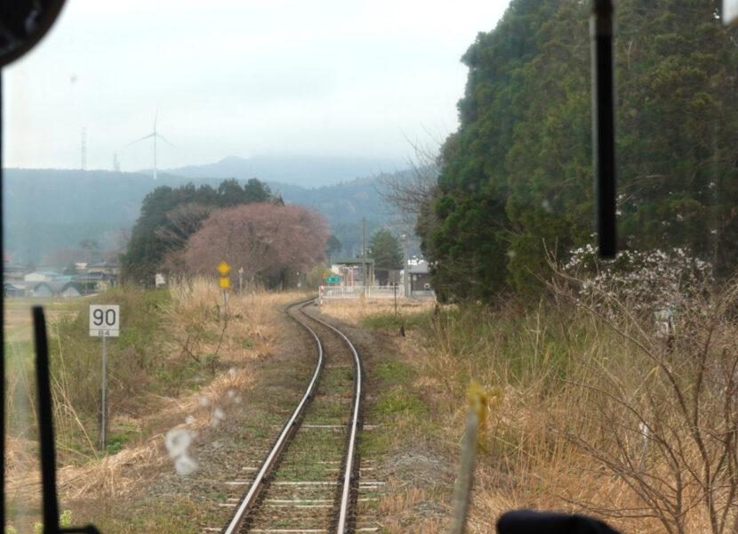 狩川駅に近づいてきた新庄行き快速・最上川