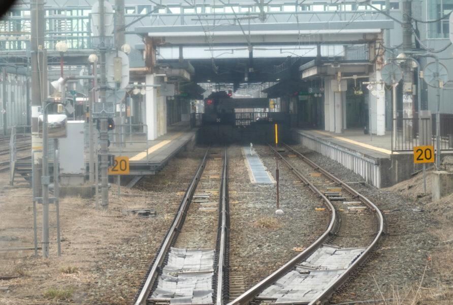 間もなく新庄駅に到着する快速・最上川