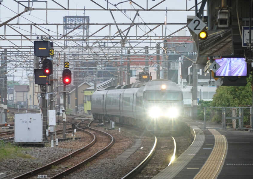 延岡駅に到着する７８７系普通列車・佐伯行き
