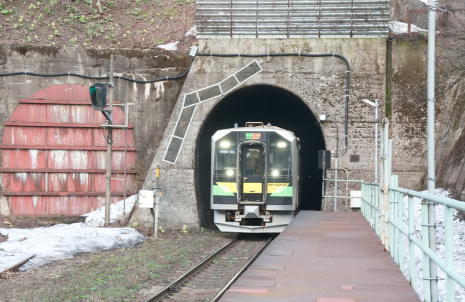 間もなく小幌駅に到着する１７時３４分発の普通列車