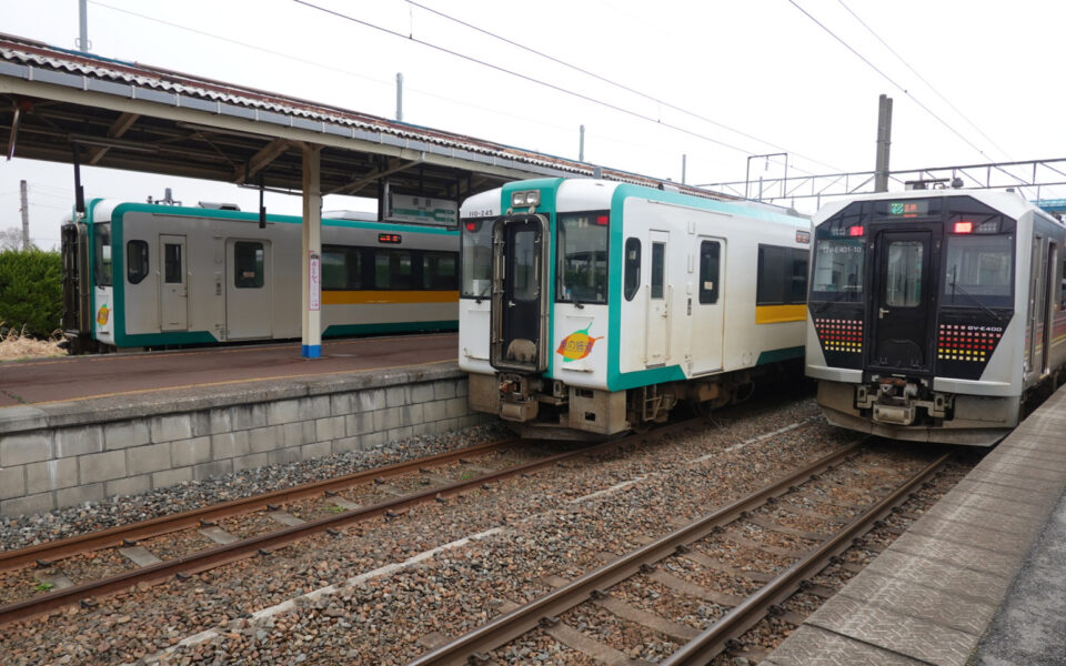 余目駅に停車中の３列車