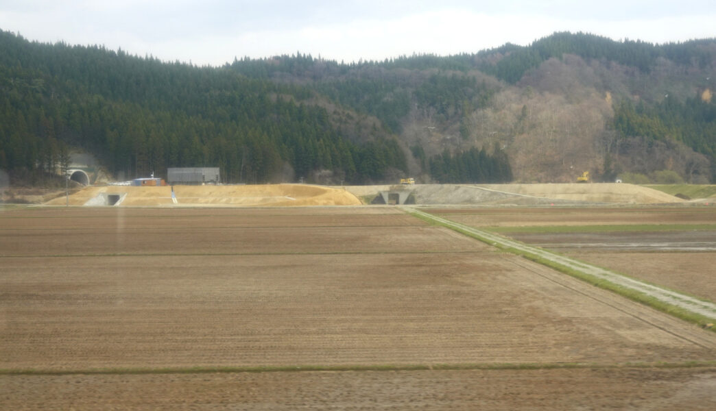 津谷～羽前前波駅間の車内から建設中の高野道路が見える