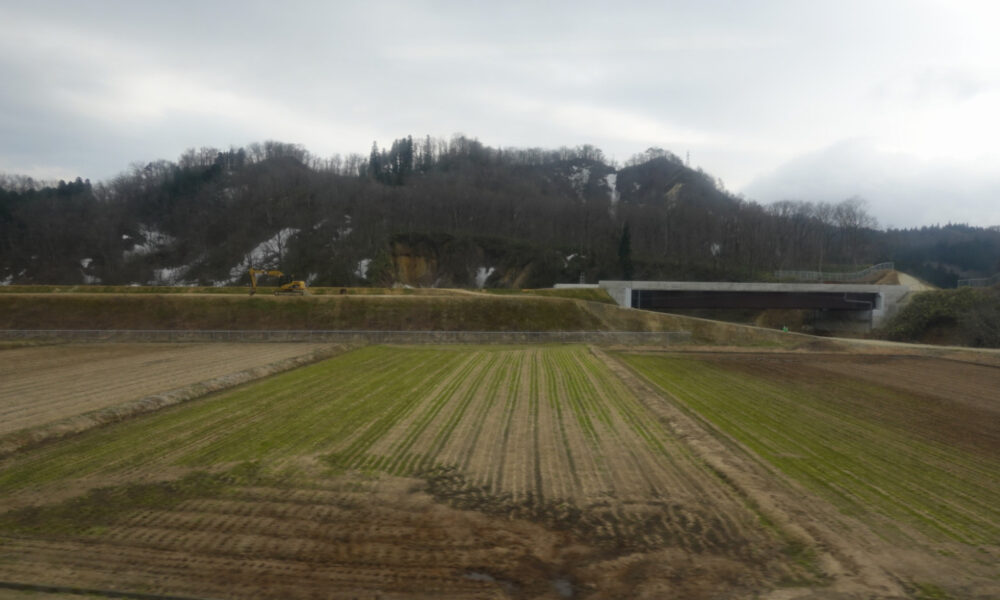 羽前前波～升形駅間の車内から建設中の高野道路が見える