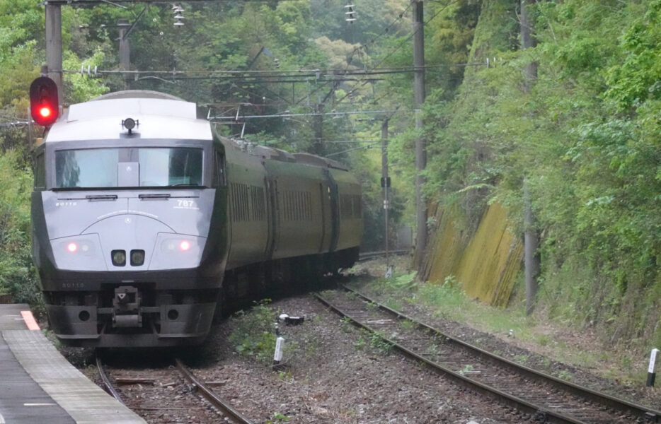 佐伯駅に向けて出発する７８７系普通列車