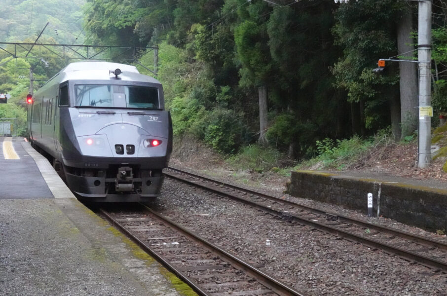 佐伯駅に向けて出発する７８７系普通列車