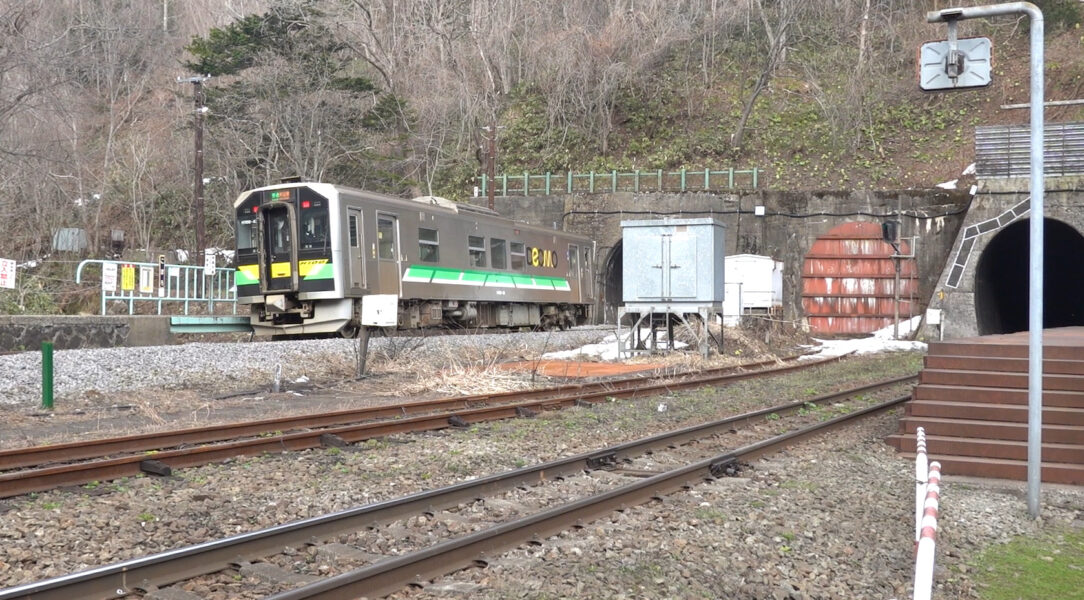 小幌駅を出発する東室蘭行き普通列車