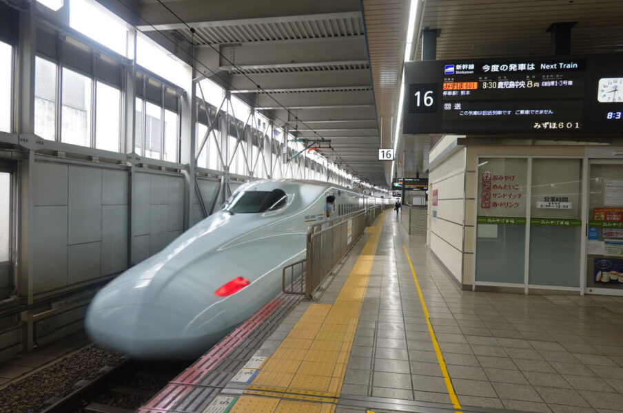 博多駅を出発する九州新幹線みずほ６０１号