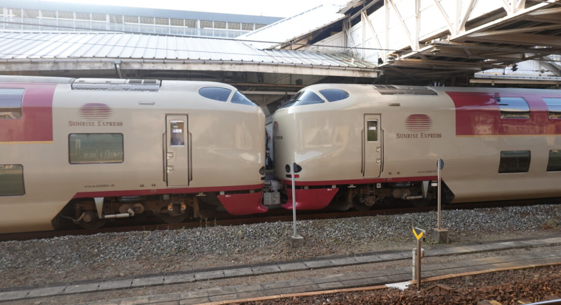 岡山駅で分割作業中の特急サンライズ