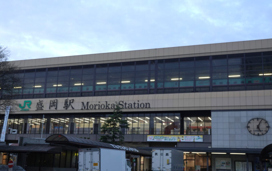 早朝の盛岡駅駅舎