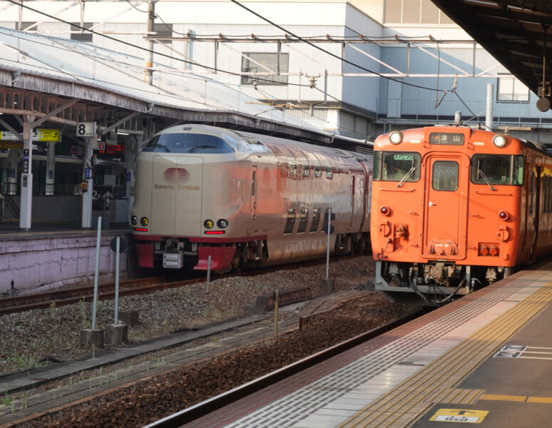 岡山駅を先に出発する特急サンライズ瀬戸・高松行き