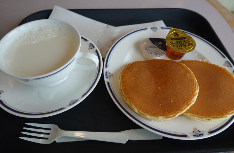 太平洋フェリーいしかりの軽食コーナーでホットケーキセットを頂く