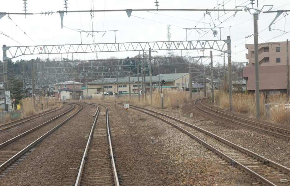秋田駅手前で羽越線と合流