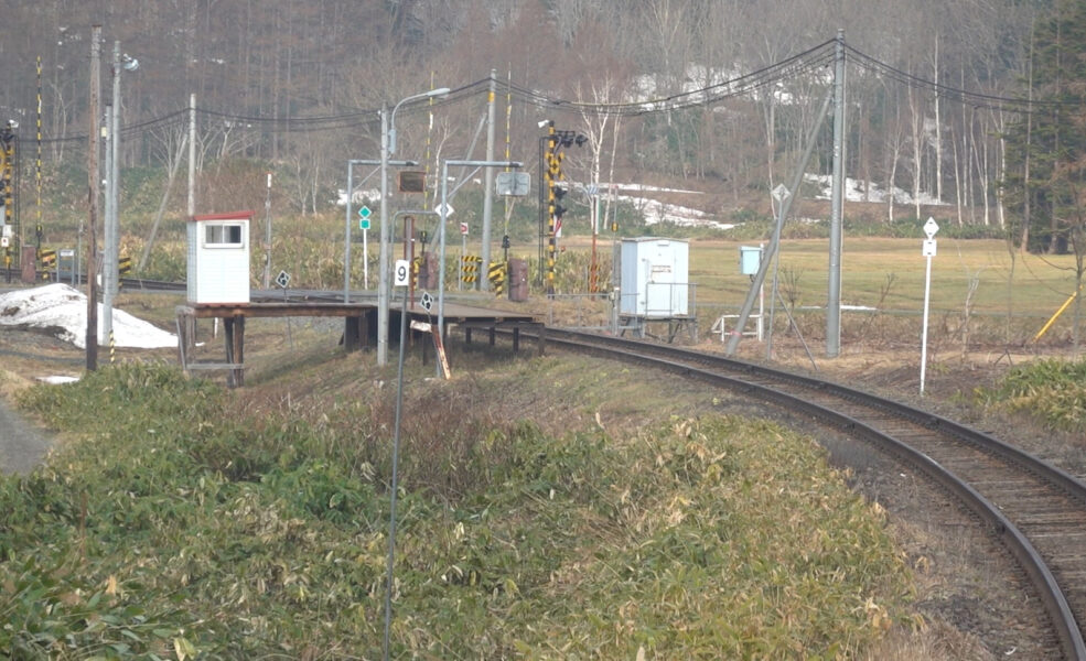糠南駅出発後の普通列車から糠南駅を見る