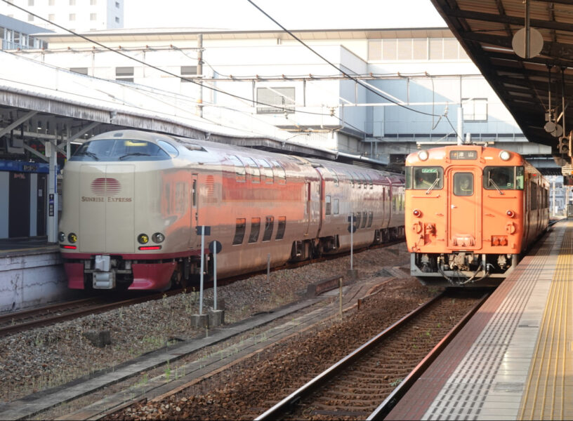 岡山駅を出発する特急サンライズ出雲・出雲市行き