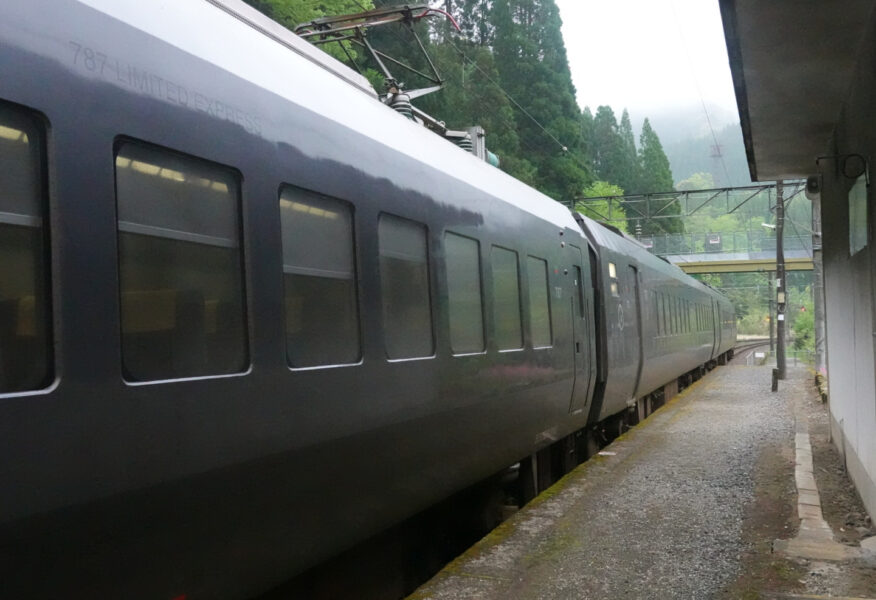 宗太郎駅に到着した７８７系普通列車・佐伯行き