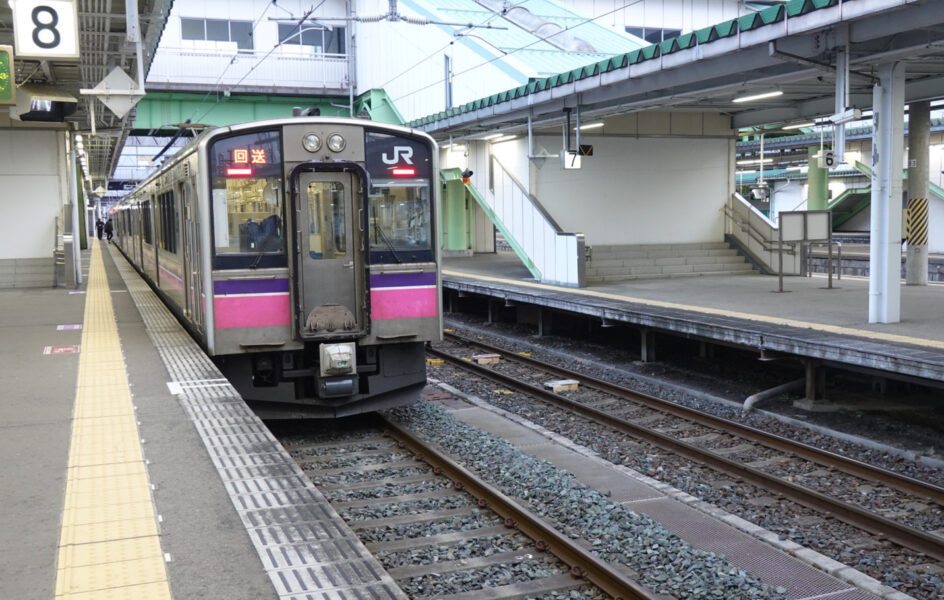 盛岡駅に停車中の大曲行き普通列車