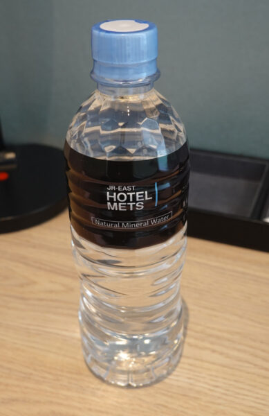 ＪＲ東日本ホテルメッツ札幌の机上にあった水