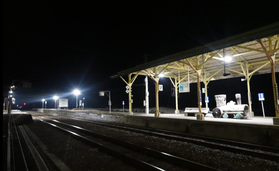 夜の音威子府駅（ホーム側）