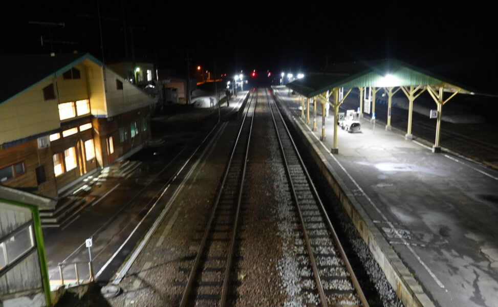 跨線橋から夜のホーム（音威子府駅）