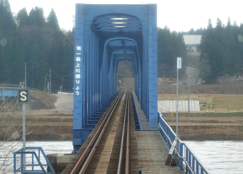 第一最上川橋りょうを通過する新庄行き快速・最上川