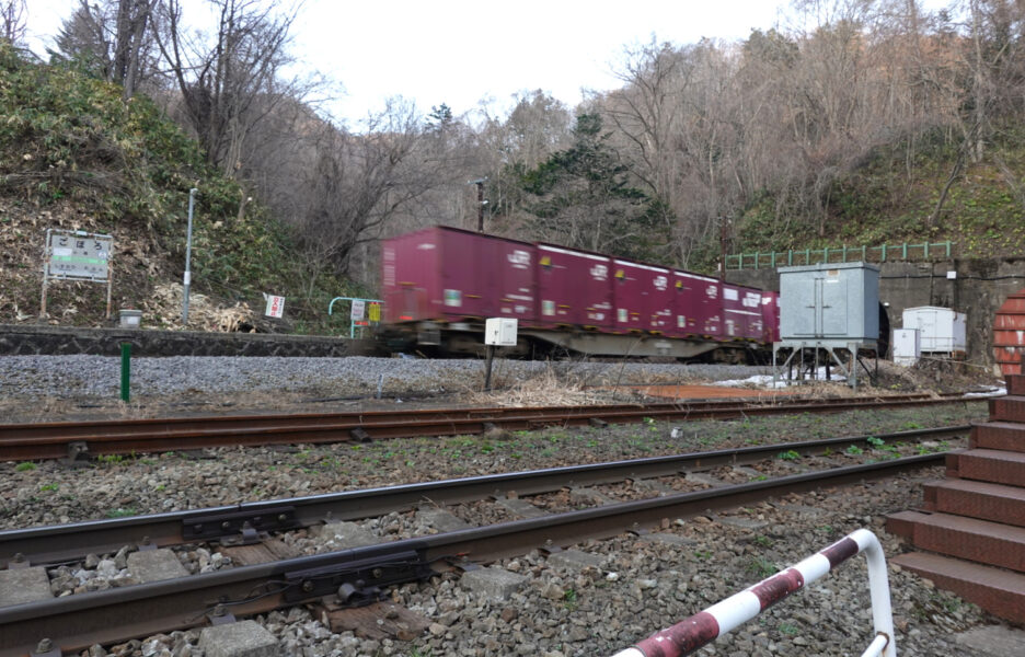 小幌駅を通過する貨物列車（札幌方面）
