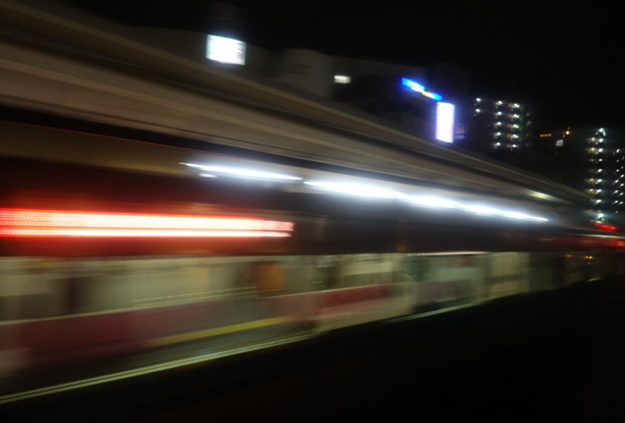藤沢駅を通過中の特急サンライズ出雲・瀬戸
