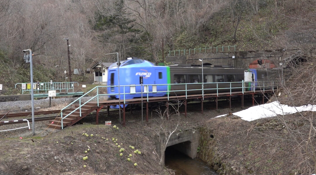 特急北斗１２号が小幌駅を高速で通過中