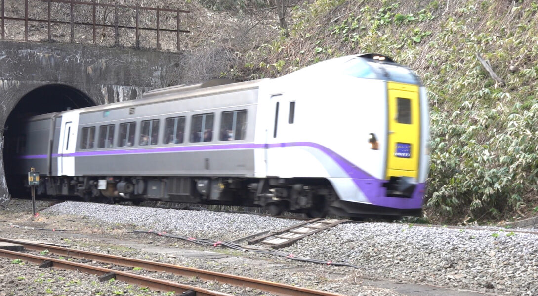 特急北斗１３号が小幌駅を高速で通過中