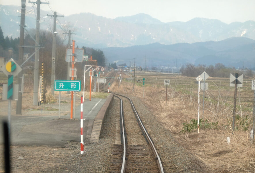 升形駅を通過中の新庄行き快速・最上川