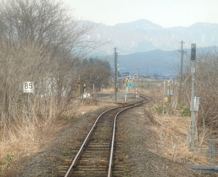 間もなく升形駅を通過する新庄行き快速・最上川