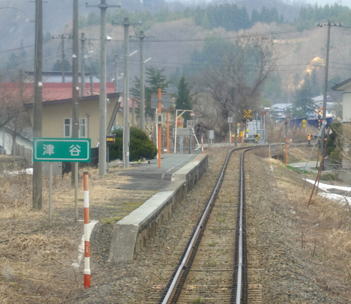 津谷駅を通過中の新庄行き快速・最上川