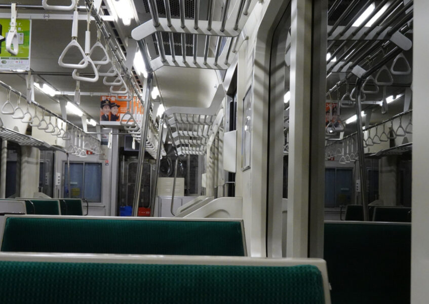 赤渕～田沢湖駅間のトンネルを走行中の大曲行き普通列車