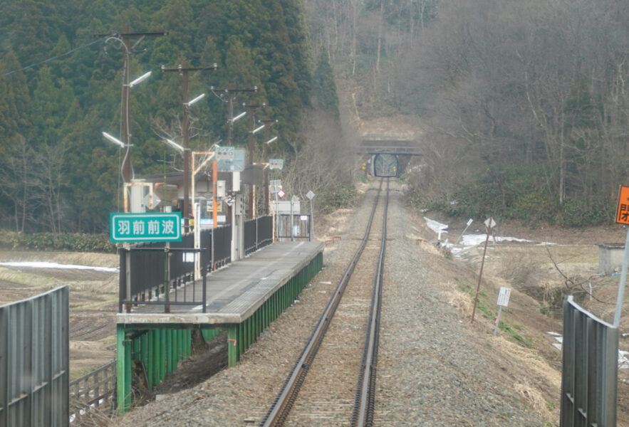 羽前前波駅を通過中の新庄行き快速・最上川