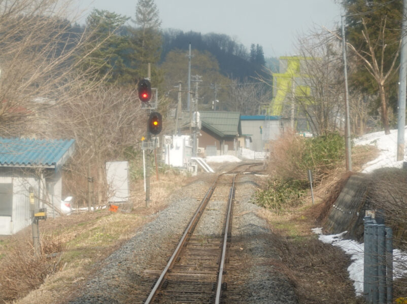 間もなく古口駅に到着する新庄行き快速・最上川