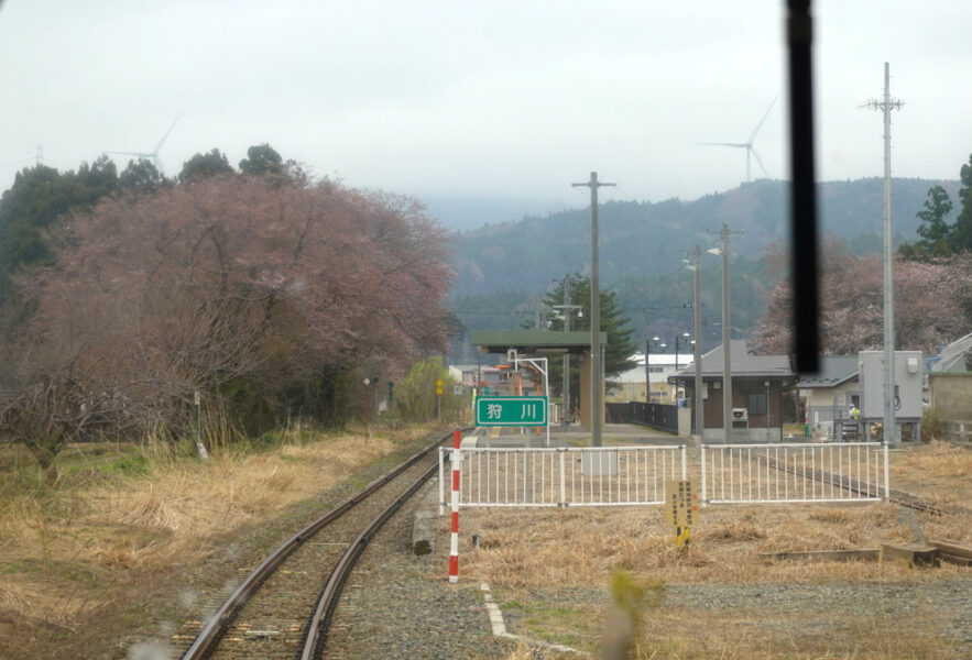 狩川駅に到着する新庄行き快速・最上川