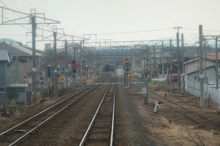 間もなく新庄駅に到着する快速・最上川