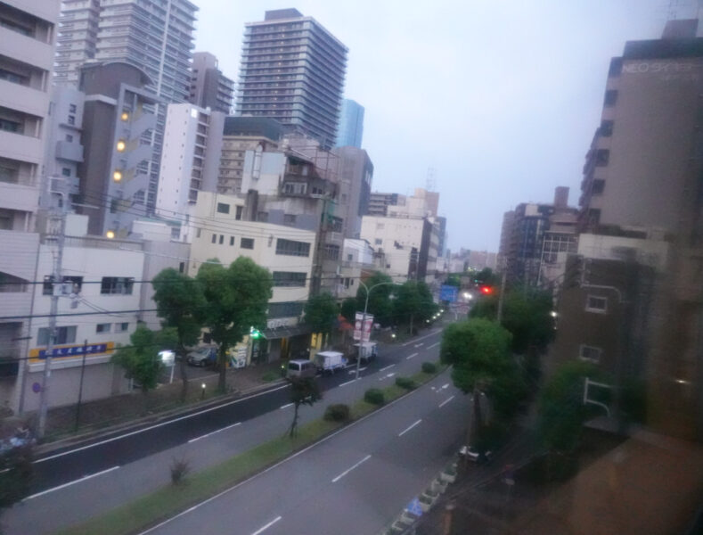 神戸駅付近を走行中の特急サンライズ出雲・瀬戸