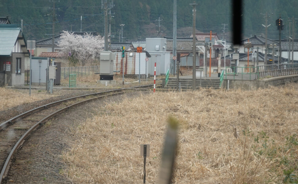 制限速度でゆっくり走行する新庄行き快速・最上川