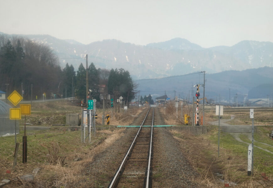 升形～新庄駅間を走行中の新庄行き快速・最上川