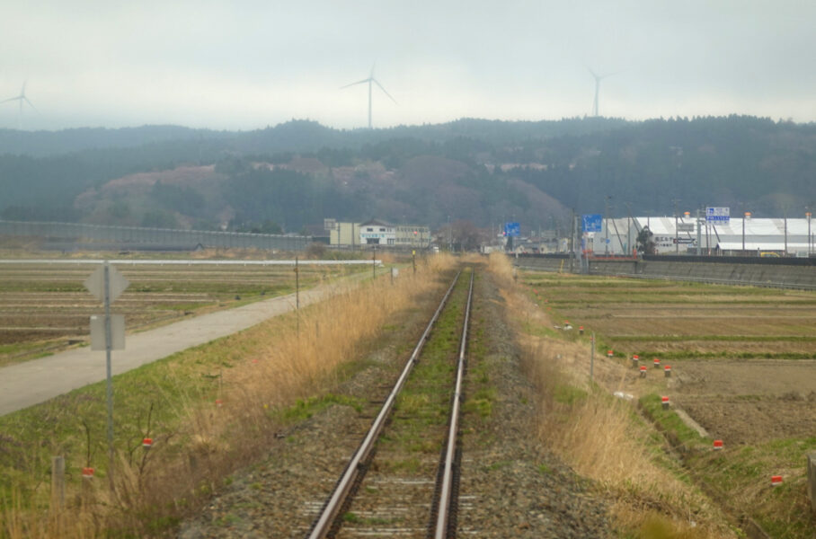 南野～狩川駅間を走行中の快速「最上川」新庄行き