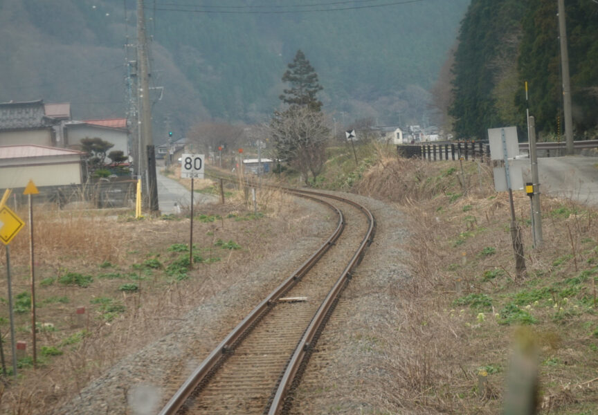 速い速度で走行する新庄行き快速・最上川