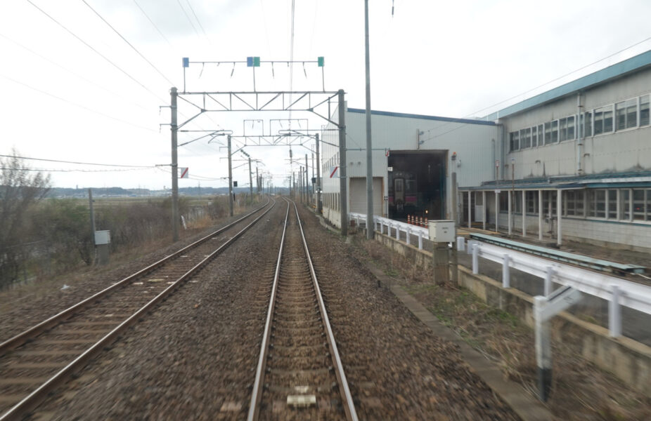 秋田車両基地・奥羽本線・秋田新幹線の並び