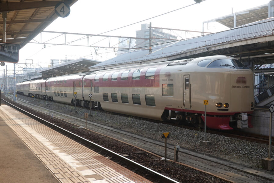 岡山駅に停車中の特急サンライズ出雲・出雲市行き